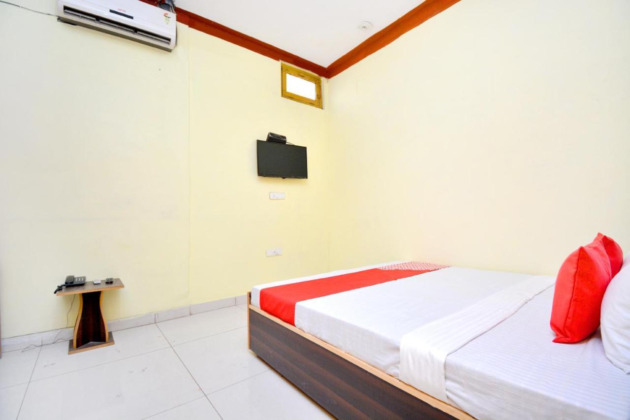 Oyo 40306 White House Hotel Jalandhar Bagian luar foto