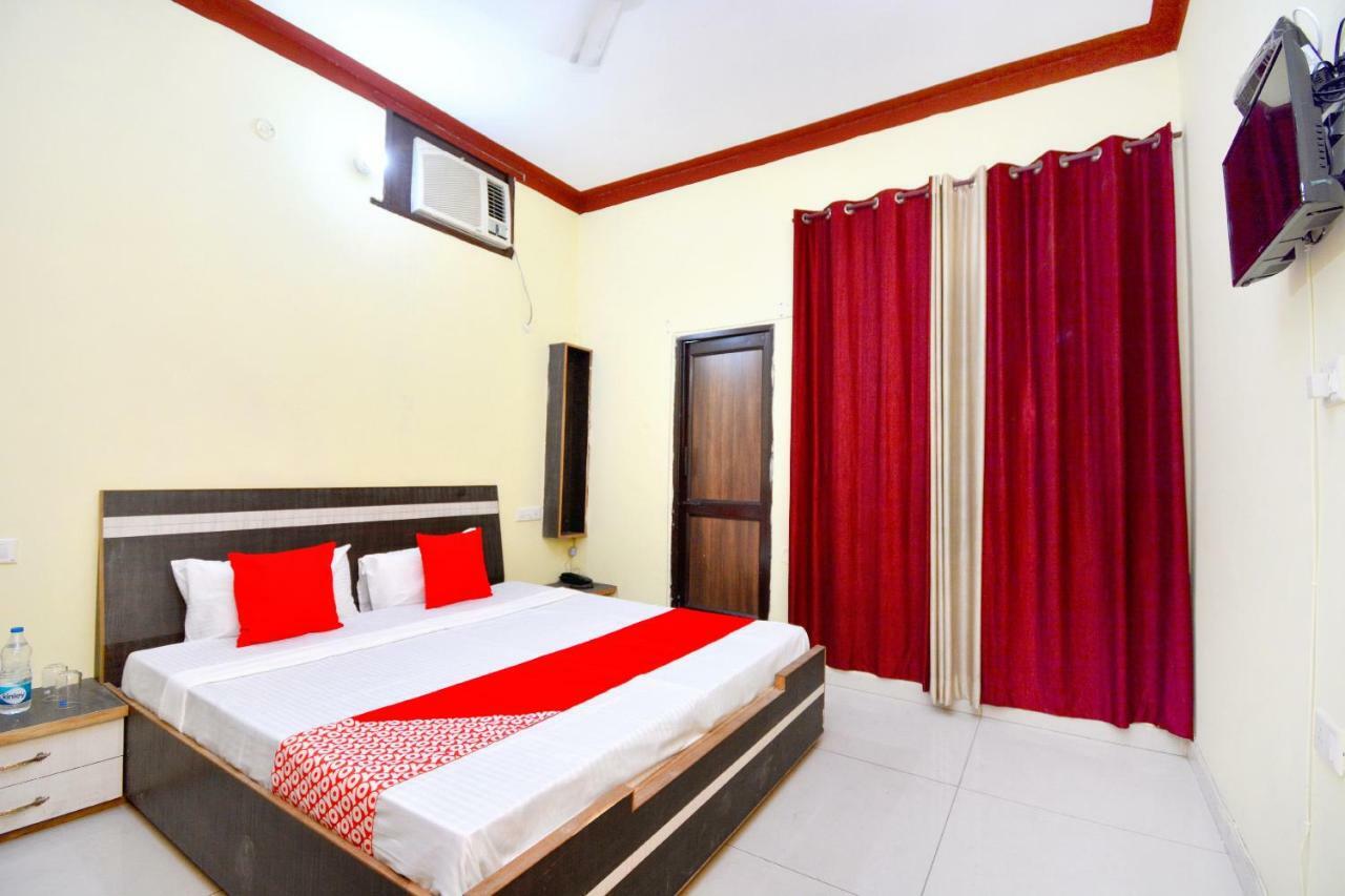 Oyo 40306 White House Hotel Jalandhar Bagian luar foto