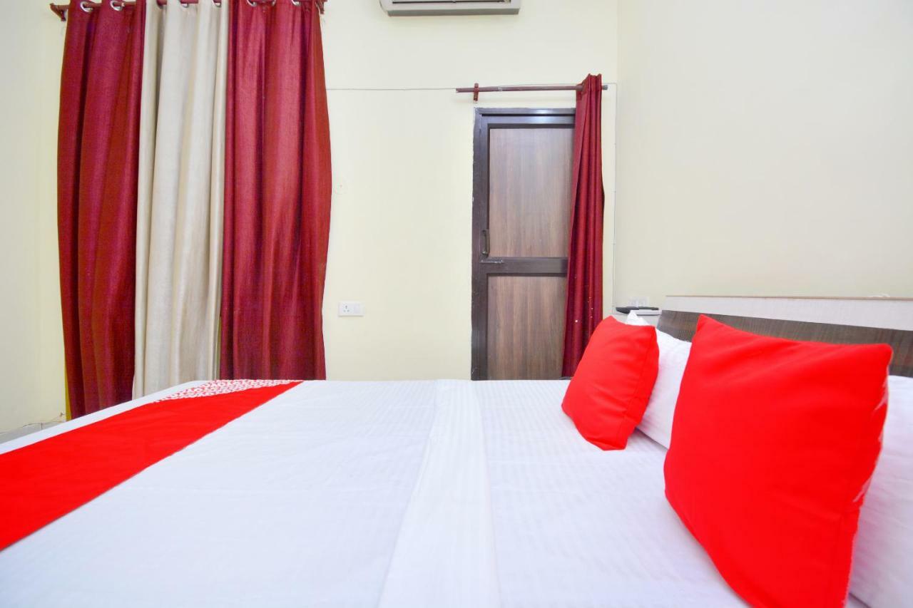 Oyo 40306 White House Hotel Jalandhar Bagian luar foto