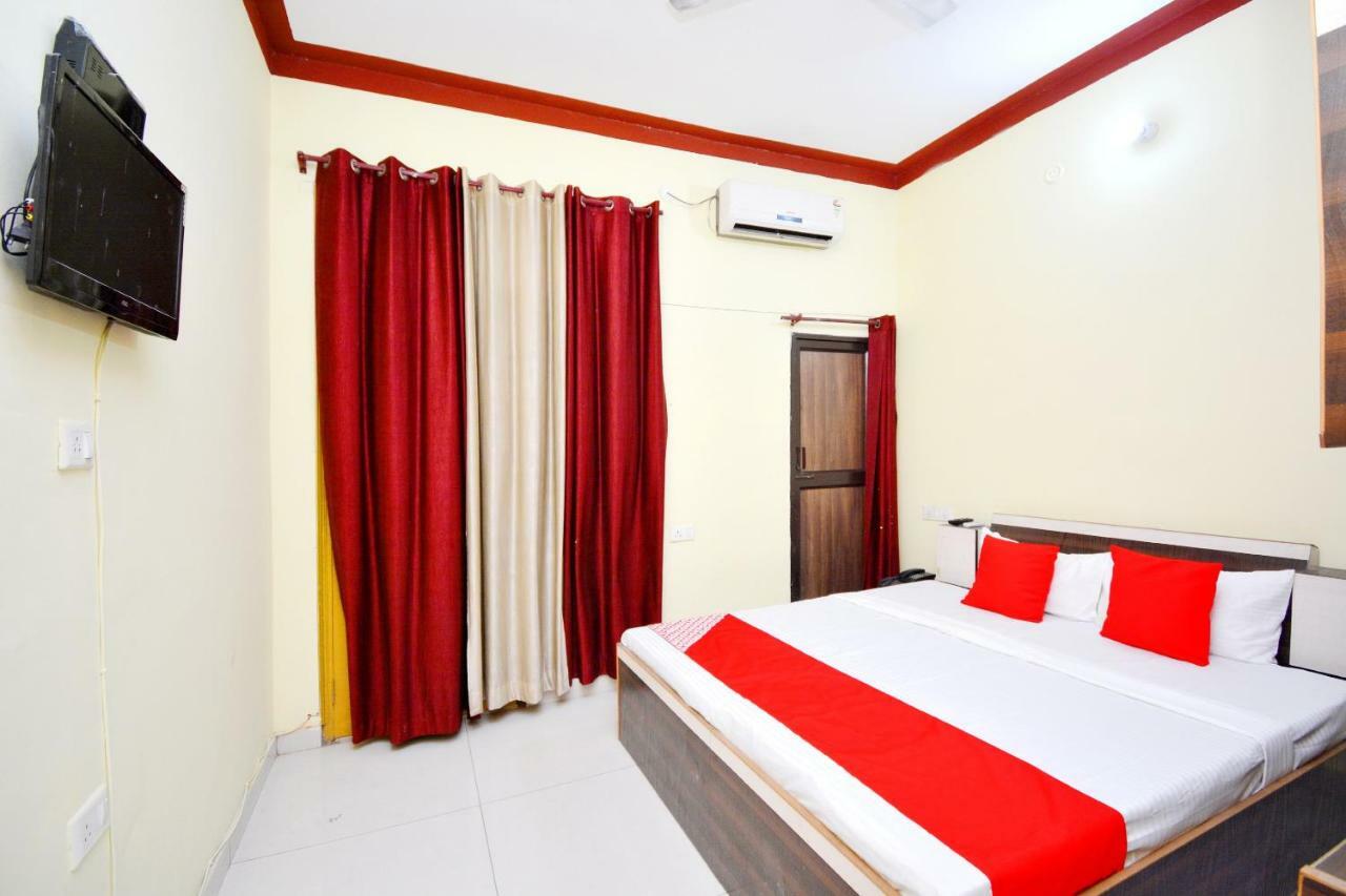 Oyo 40306 White House Hotel Jalandhar Bagian luar foto